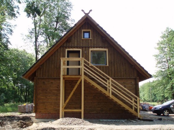 Leider noch nicht fertig Lasiert da das Wetter so launisch ist zur Zeit. Davor entsteht der Terrassenbereich der Ferienwohnung. Schotter liegt schon f